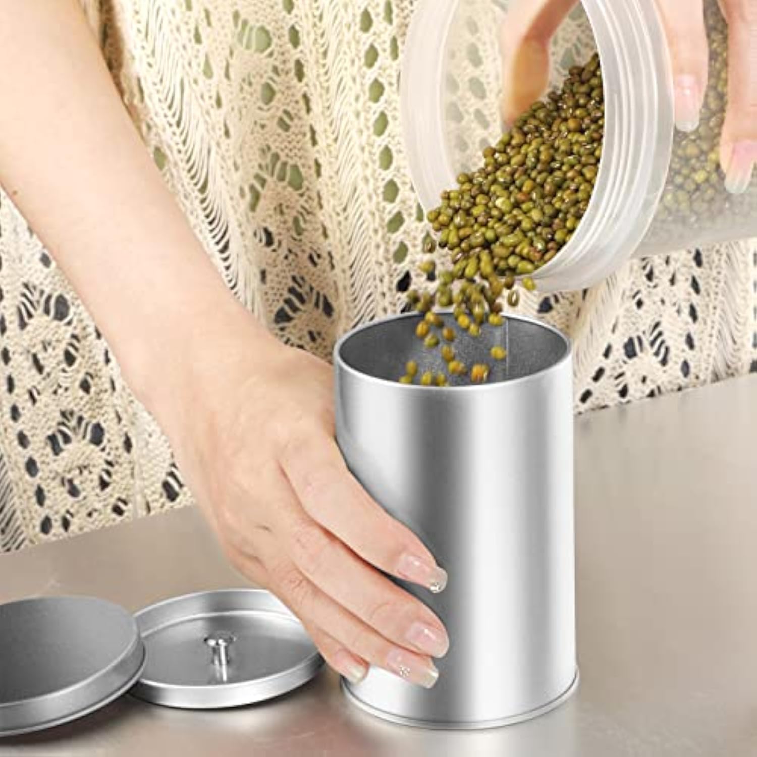 空の小さな丸い金属製のコーヒー缶は、紅茶用です