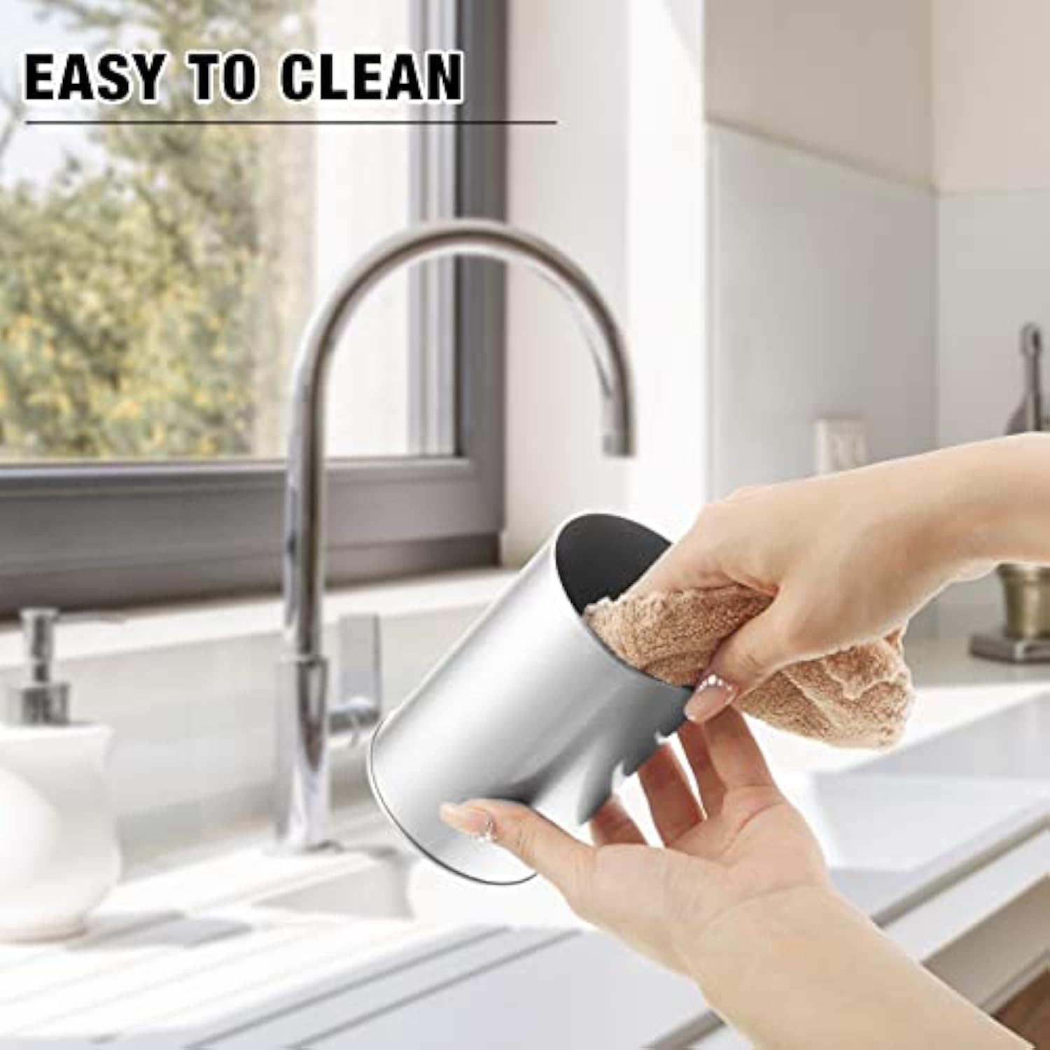 空の小さな丸い金属製のコーヒー缶は、紅茶用です