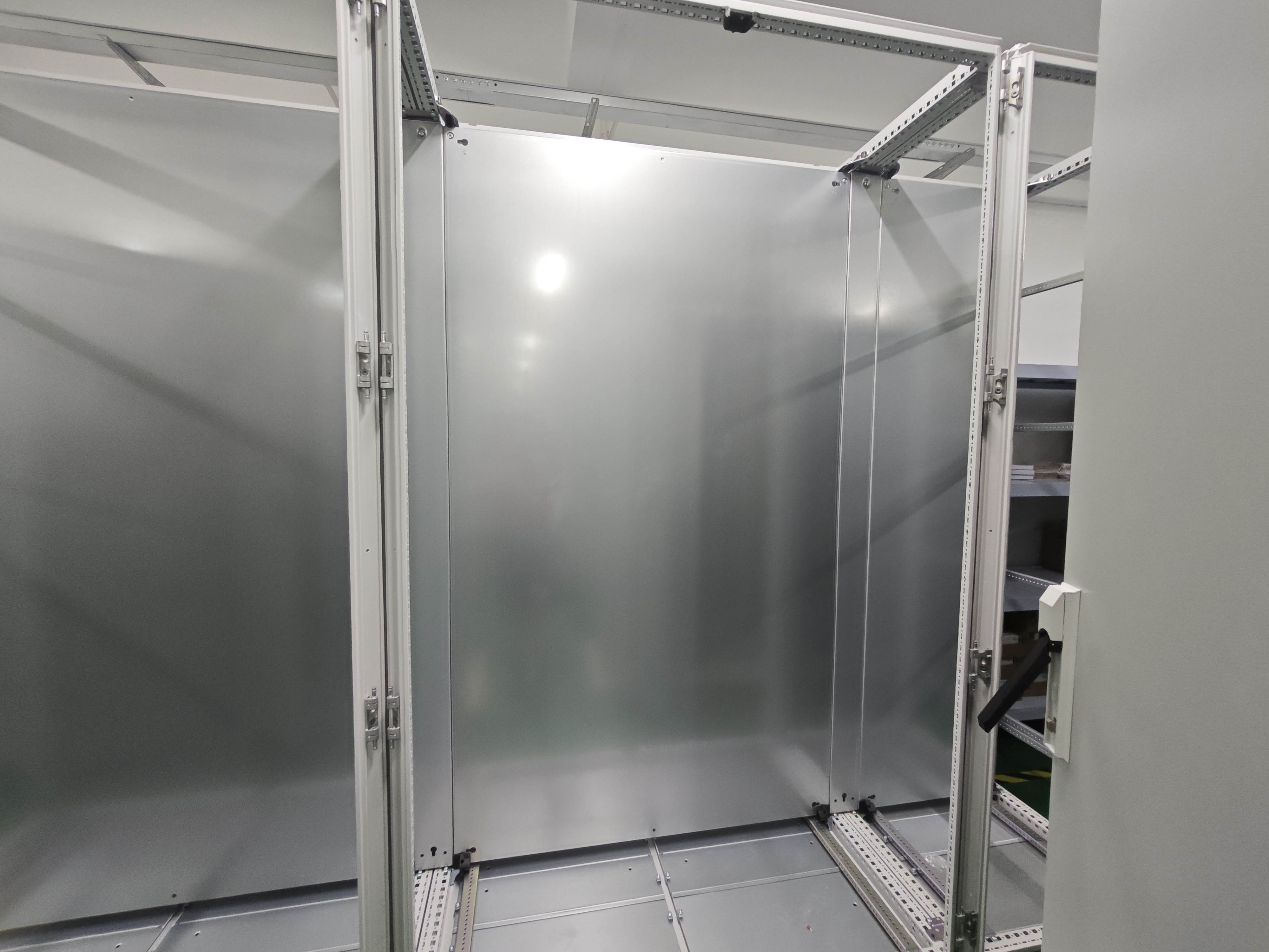 サーバーラックエンクロージャ対オープンフレームラック:あなたのitセットアップに適しているのはどちらですか?