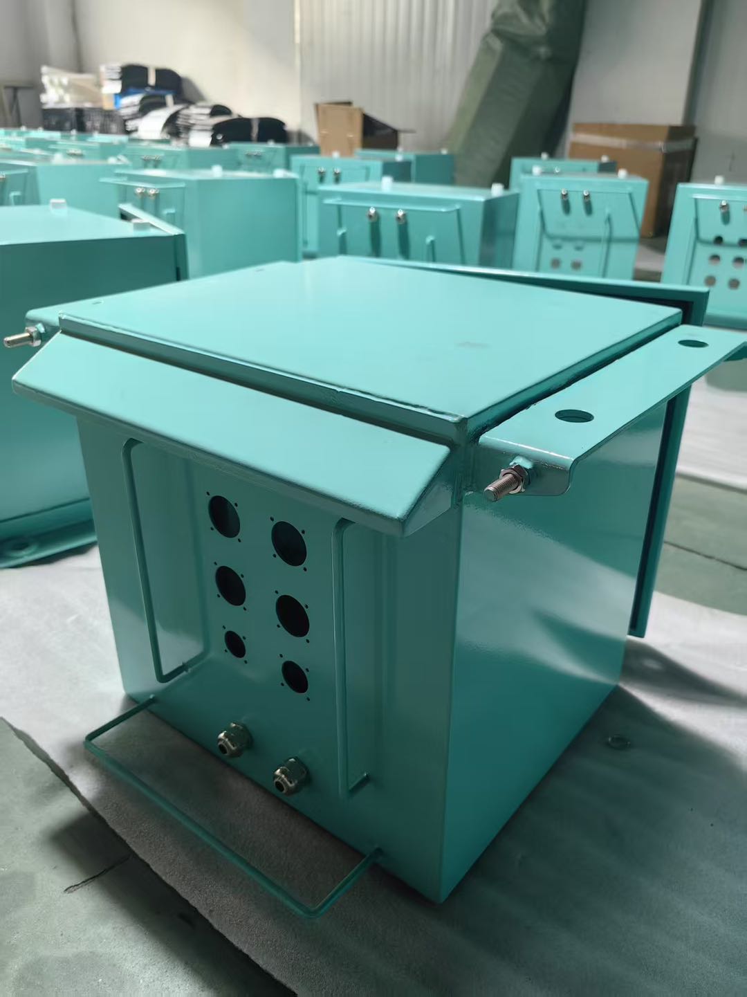 ポンプステーションキャビネットエンクロージャは、水処理施設の安全性をどのように向上させますか?