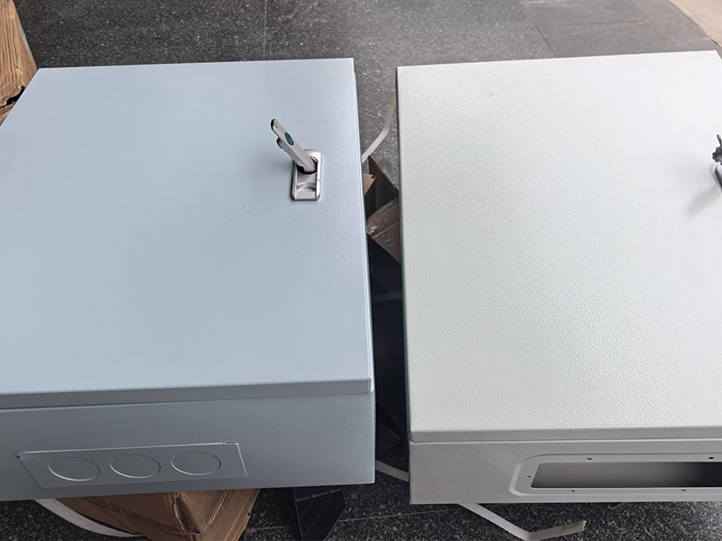 フロアスタンド工業用コントロールパネル筐体と壁掛け式の比較